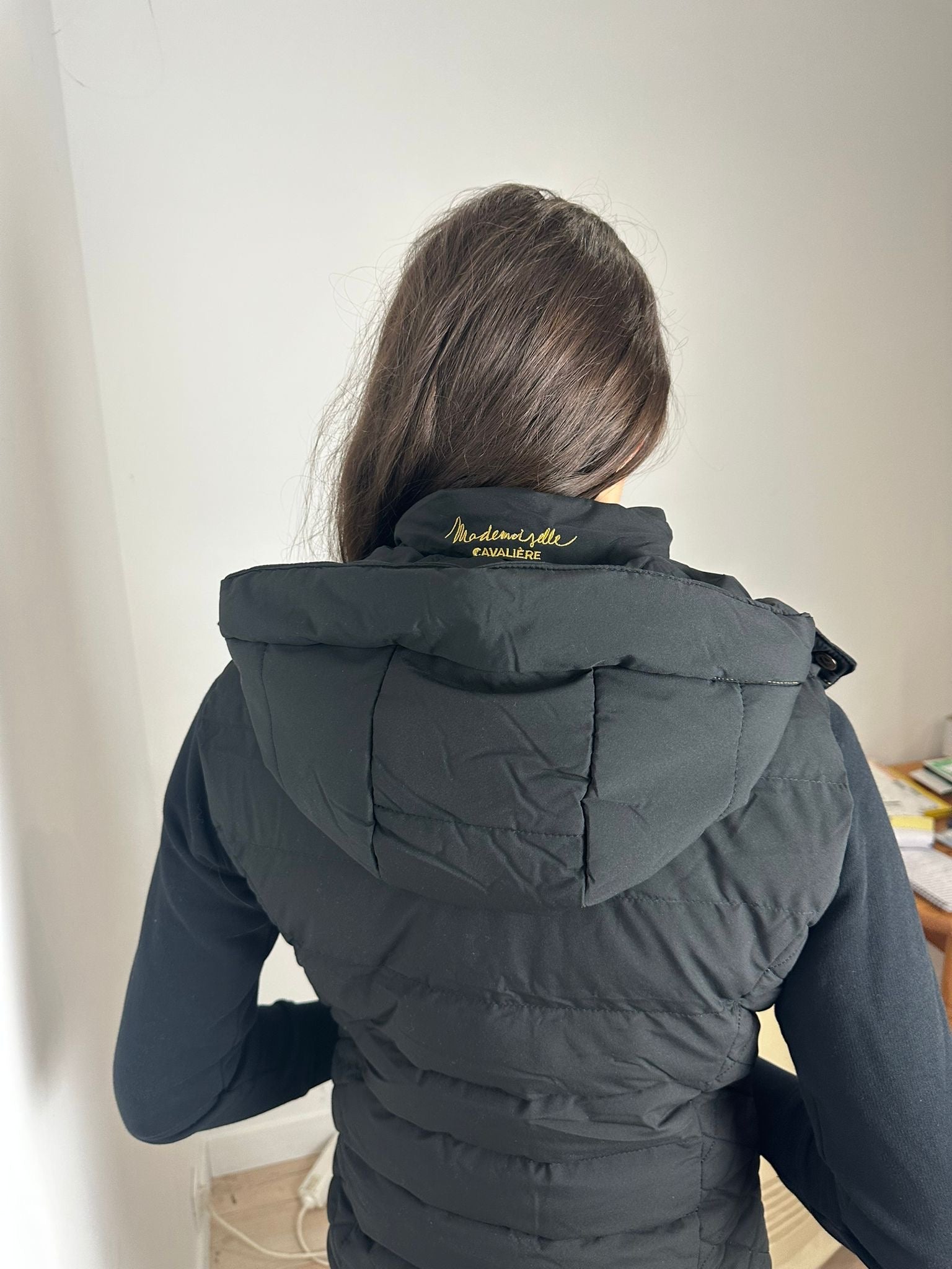 Doudoune Sans Manche "So Chic" Black / Gold & Chaussettes & Bonnet